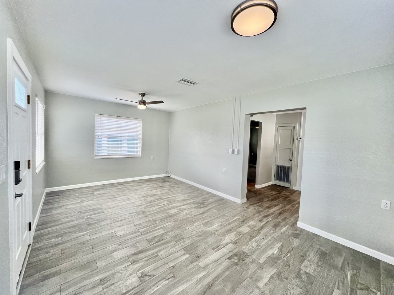 107 W Minnehaha St - Photo 3 of 24