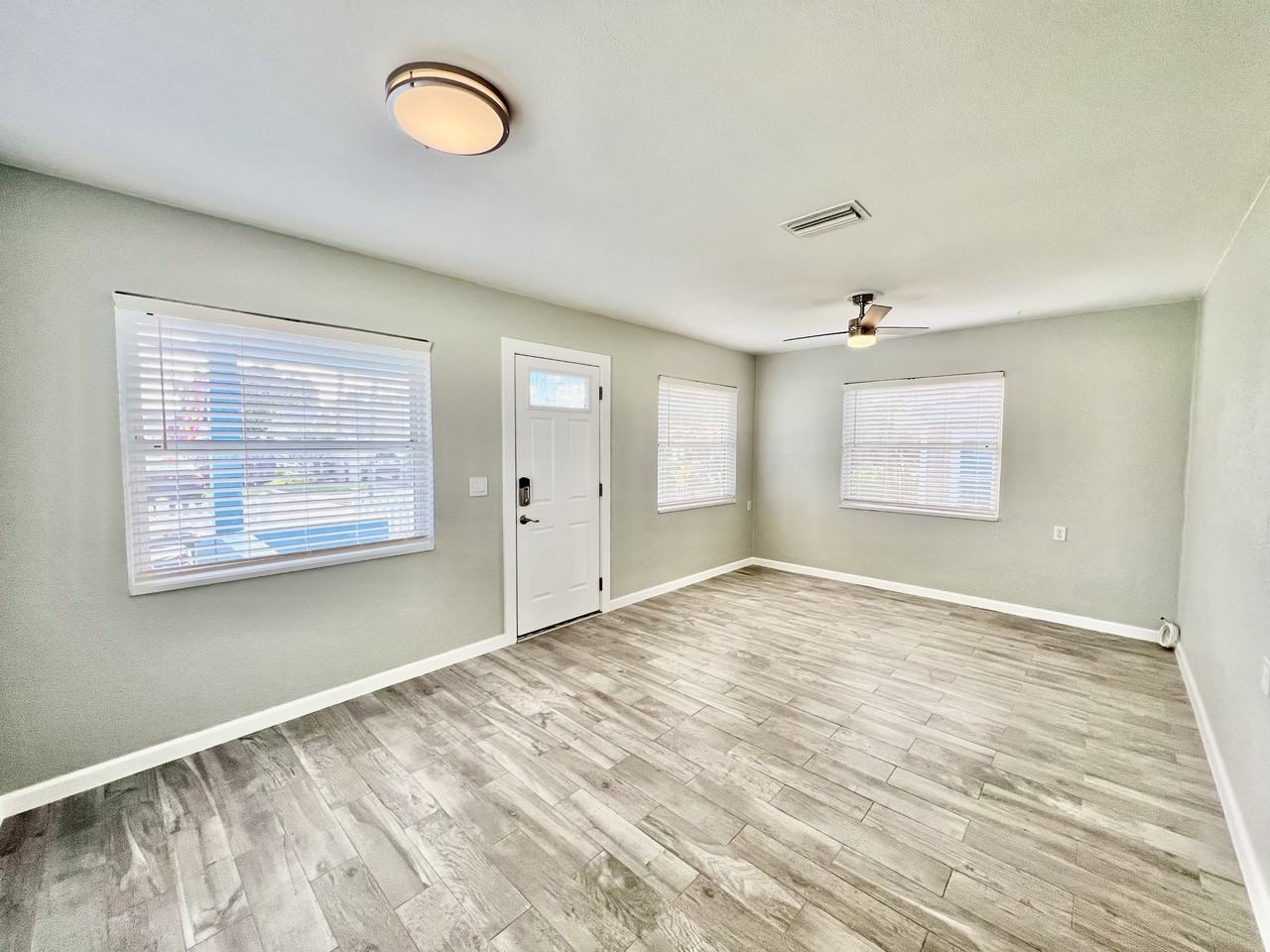 107 W Minnehaha St - Photo 4 of 24