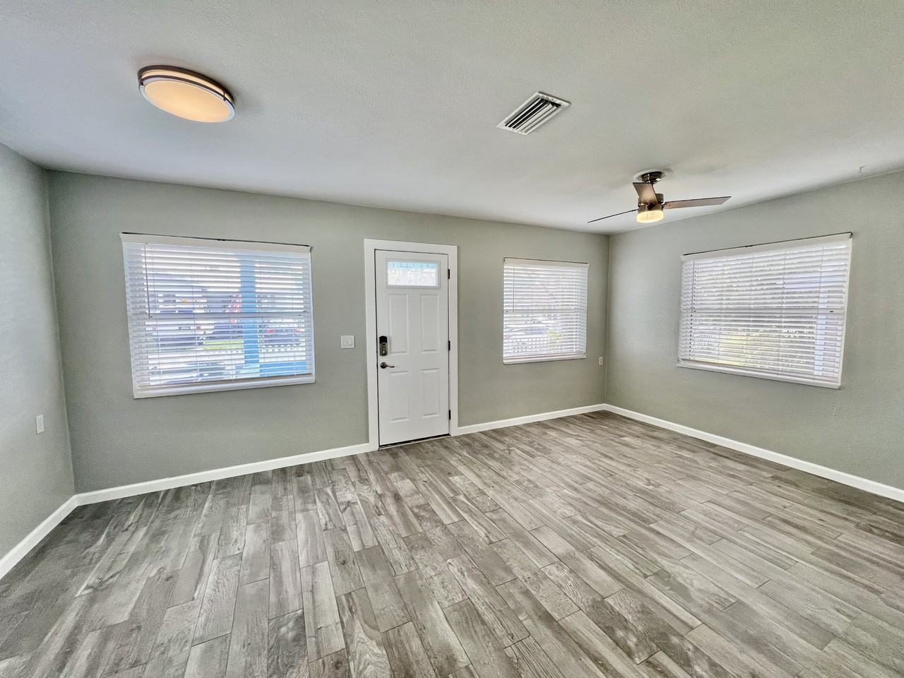 107 W Minnehaha St - Photo 5 of 24