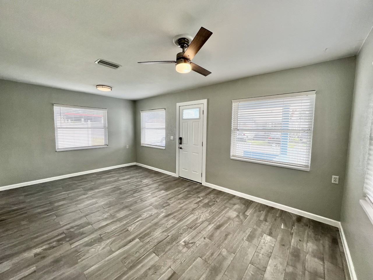 107 W Minnehaha St - Photo 6 of 24