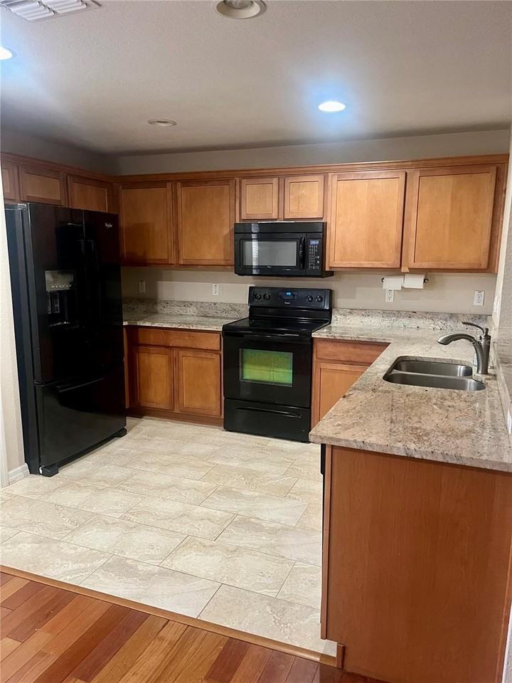 308 Windsor St - Photo 3 of 10