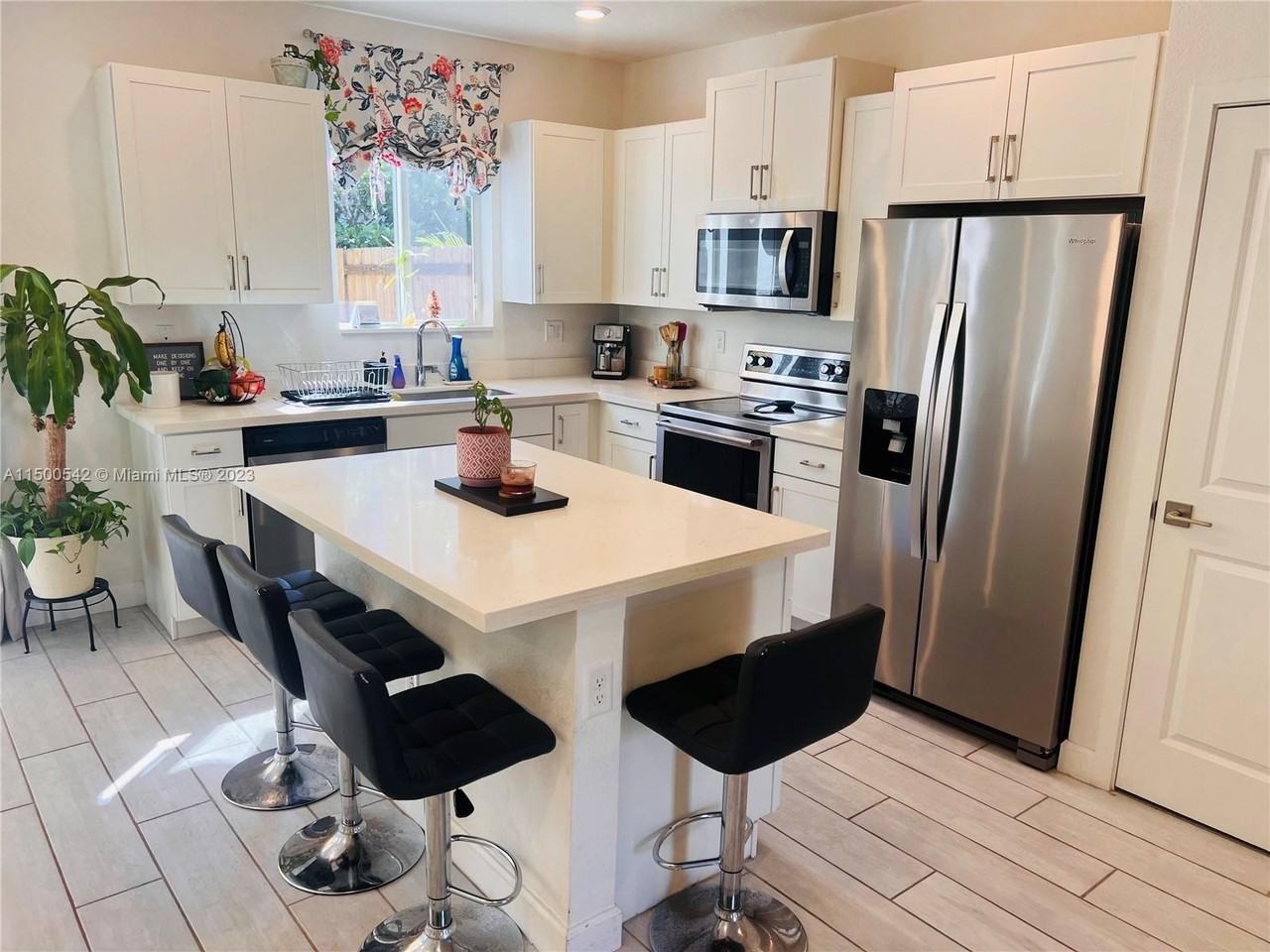 2430 Se 10th Ct - Photo 2 of 26