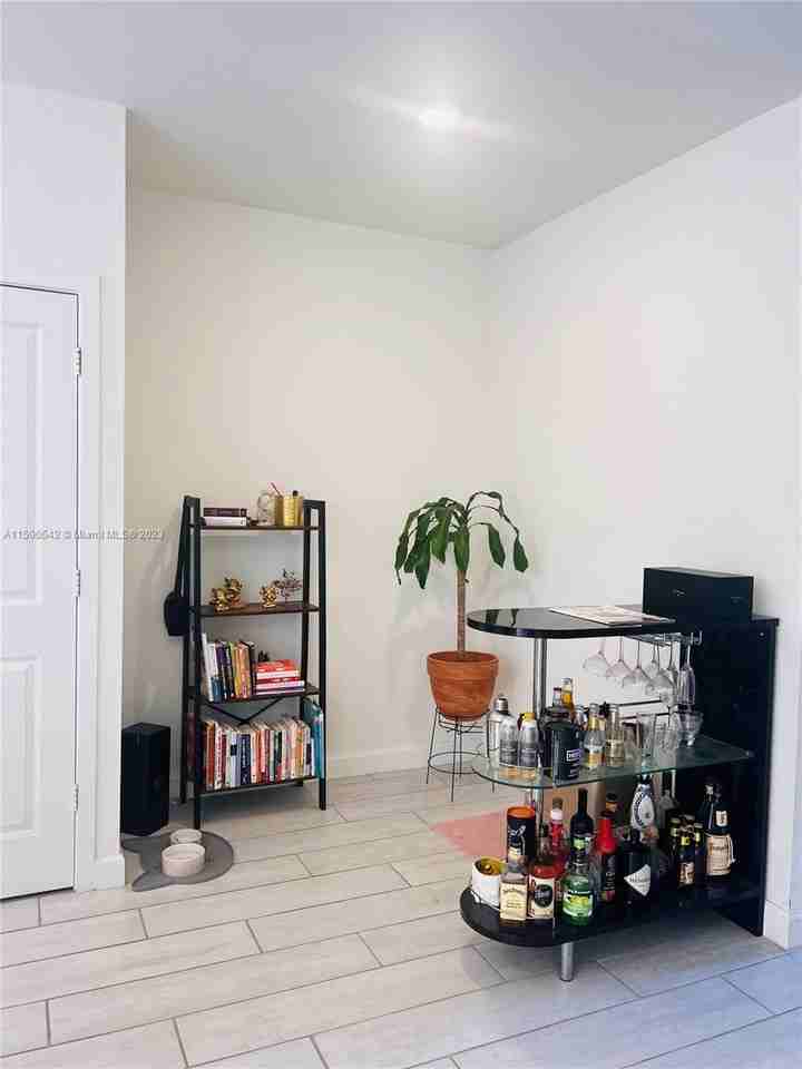 2430 Se 10th Ct - Photo 4 of 26