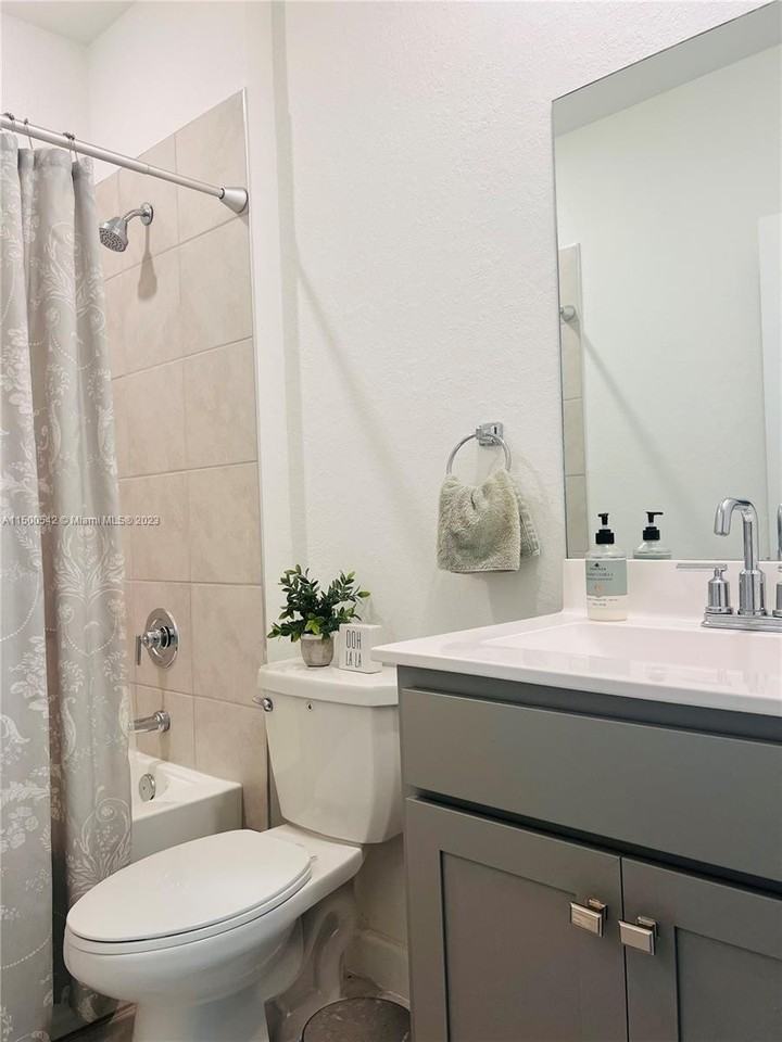 2430 Se 10th Ct - Photo 7 of 26