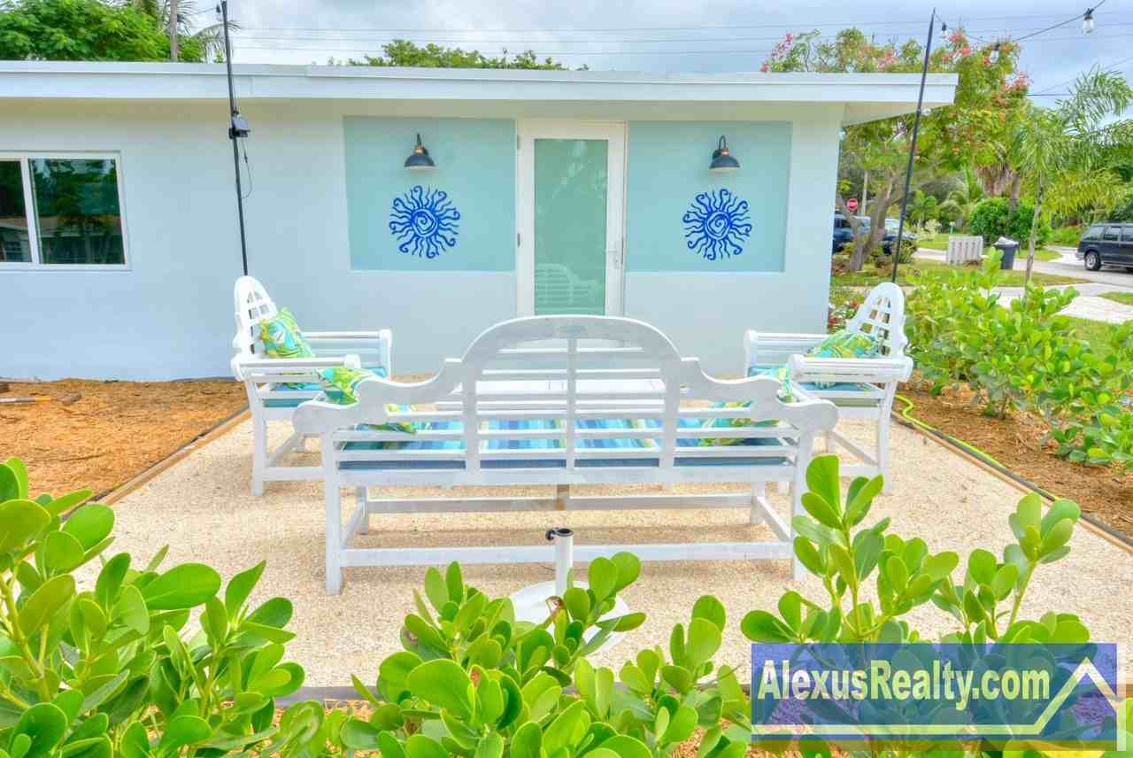 1315 Northeast Flora Place - Photo 2 of 9