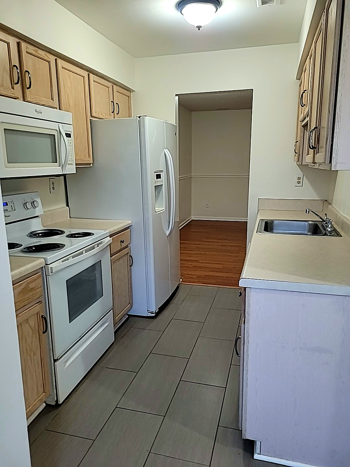 1048 Commonwealth Pl - Photo 3 of 19