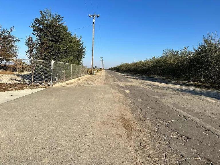 13637 S Blythe Ave - Photo 3 of 9