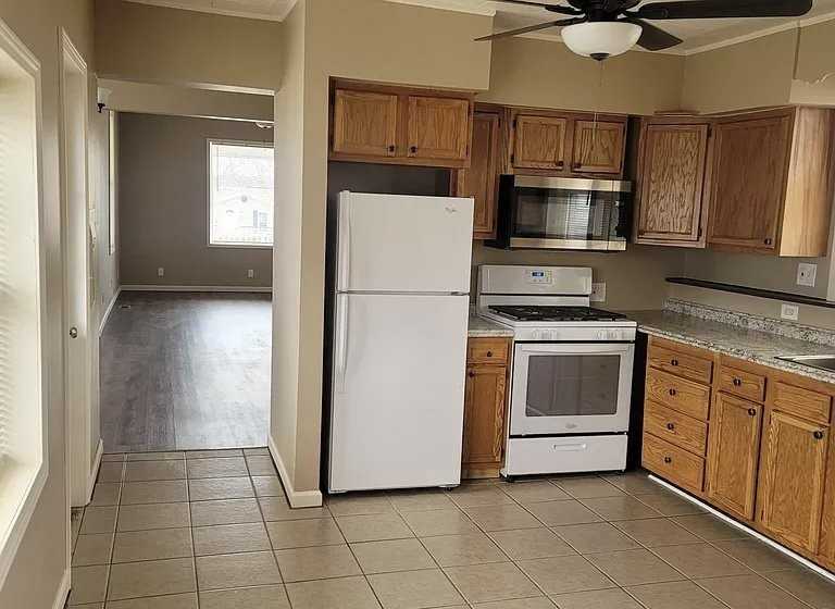 205 5th St - Photo 3 of 20