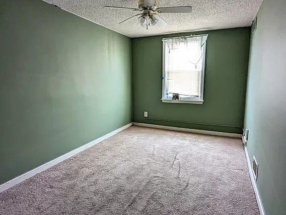 2213 Lynn Blvd - Photo 2 of 19