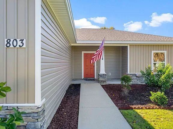 803 W 17th St - Photo 3 of 26