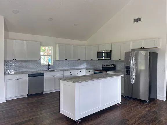 638 Nw 9th Ave - Photo 3 of 9
