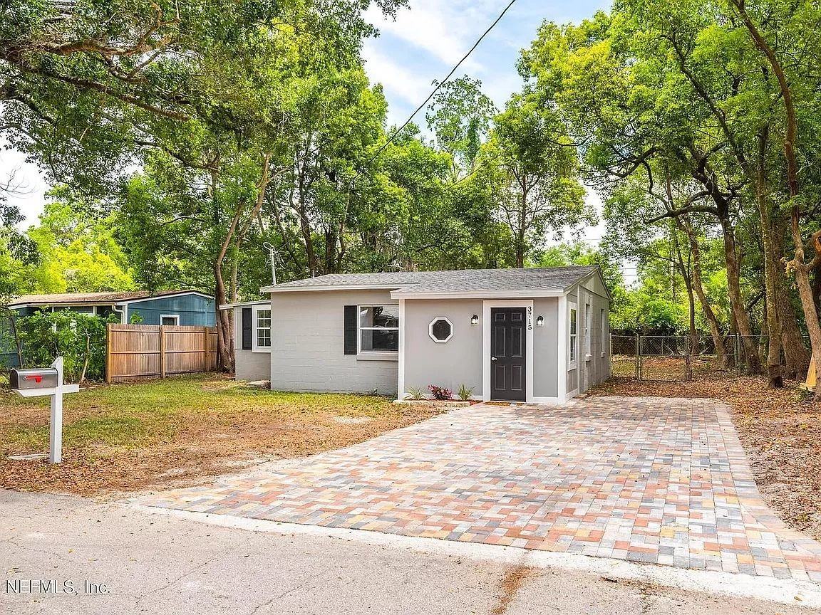 3715 Pine View Cir - Photo 2 of 9