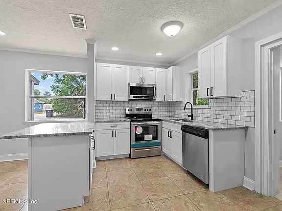 3715 Pine View Cir - Photo 3 of 9