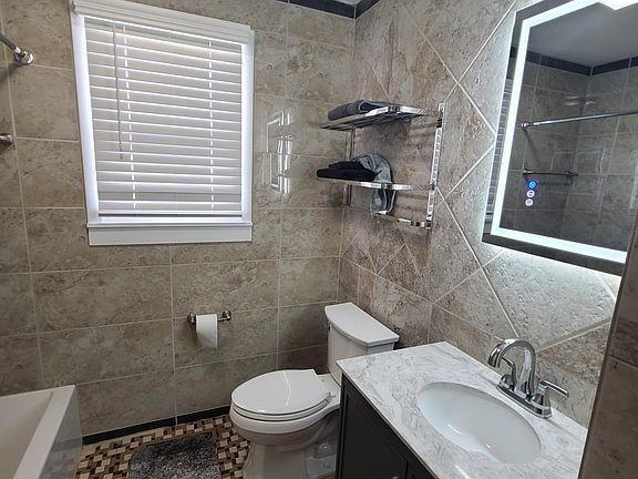 1059 N Michigan Ave - Photo 3 of 19