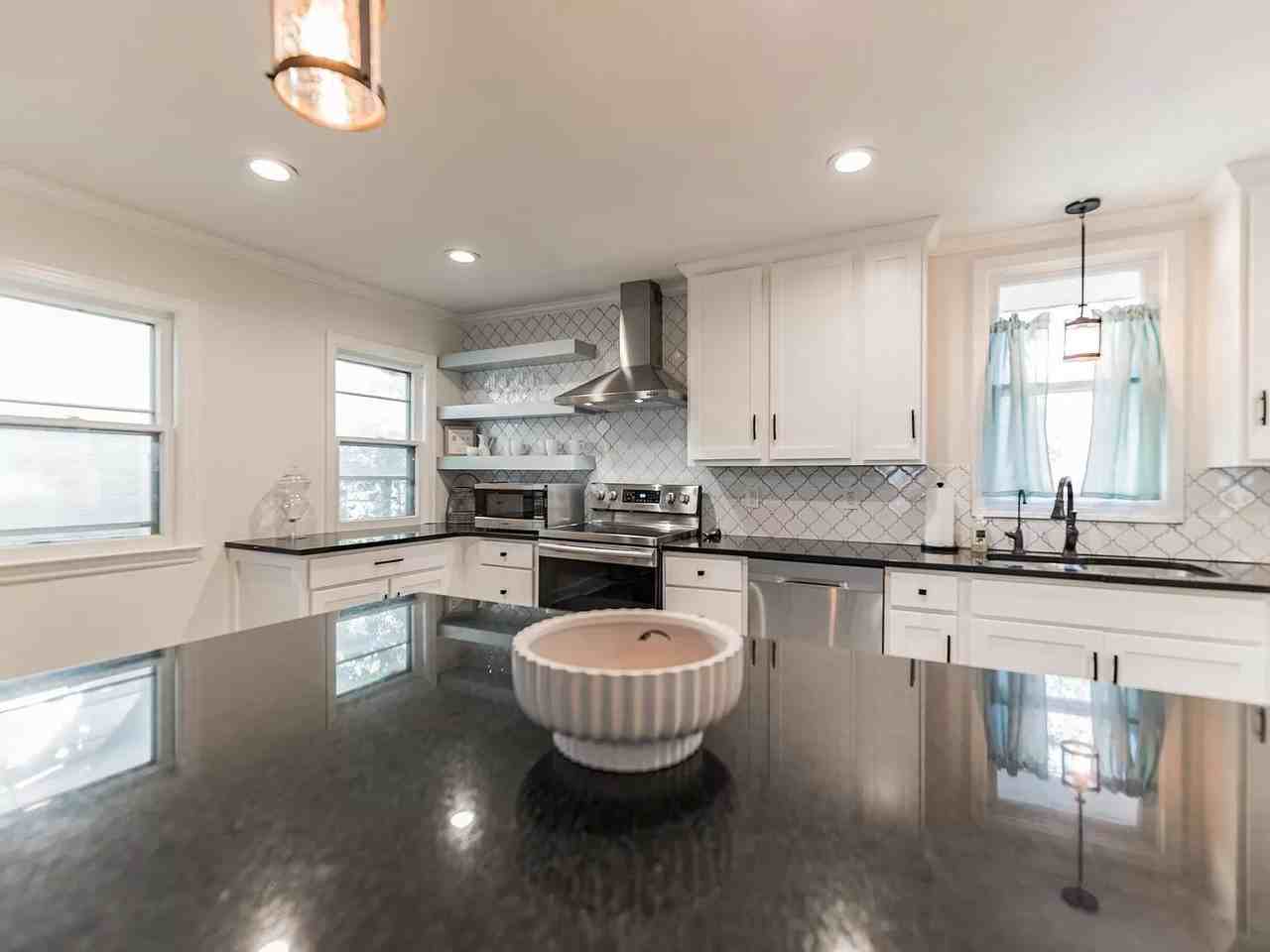 2409 Nw 20th St - Photo 3 of 12
