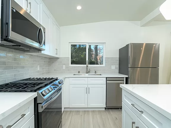 4636 Glencove Ave - Photo 3 of 4