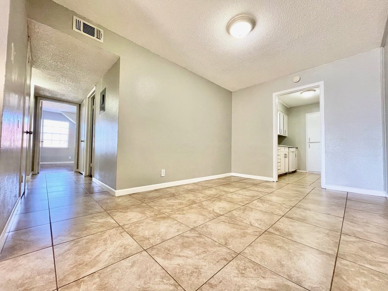 3822 Englewood Cir #3822 - Photo 5 of 31