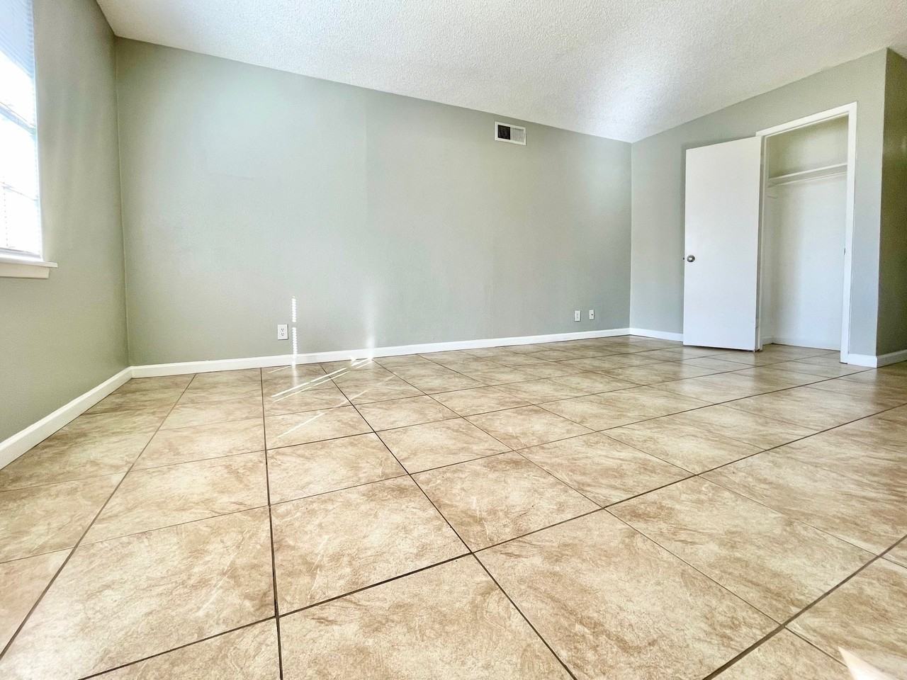 3822 Englewood Cir #3822 - Photo 2 of 31