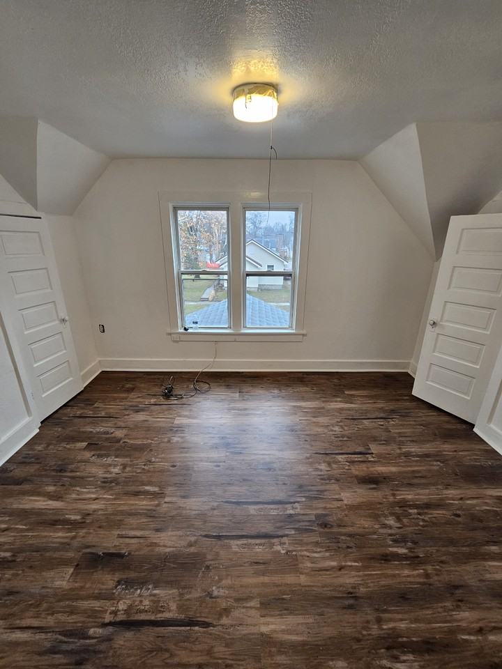 119 Mosley St #1 - Photo 3 of 7