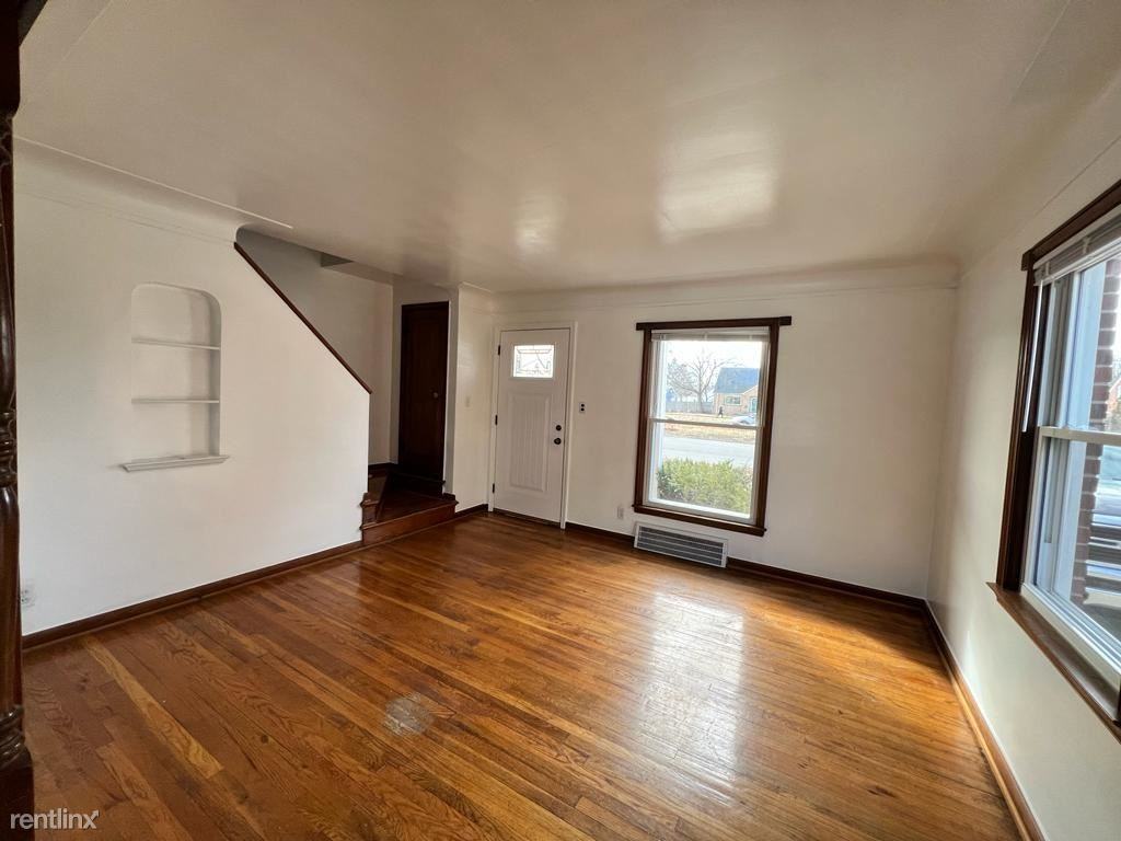 18463 Outer Dr - Photo 3 of 13