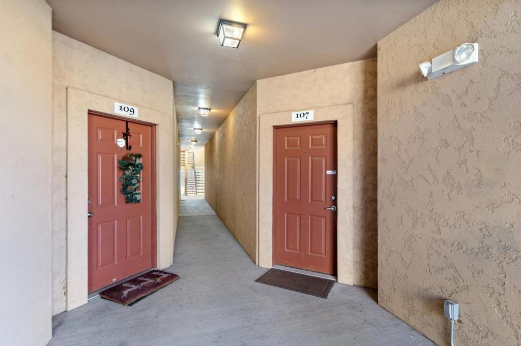 605 Cougar Bluff Pt - Photo 2 of 29