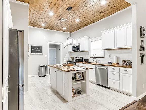 1501 Ne 24th St - Photo 3 of 17