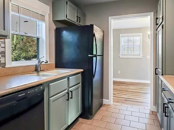 19 Brad St - Photo 2 of 24