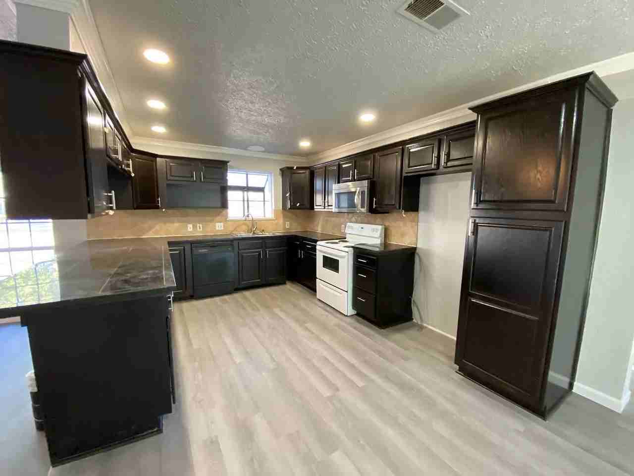 414 Arlington St - Photo 2 of 11