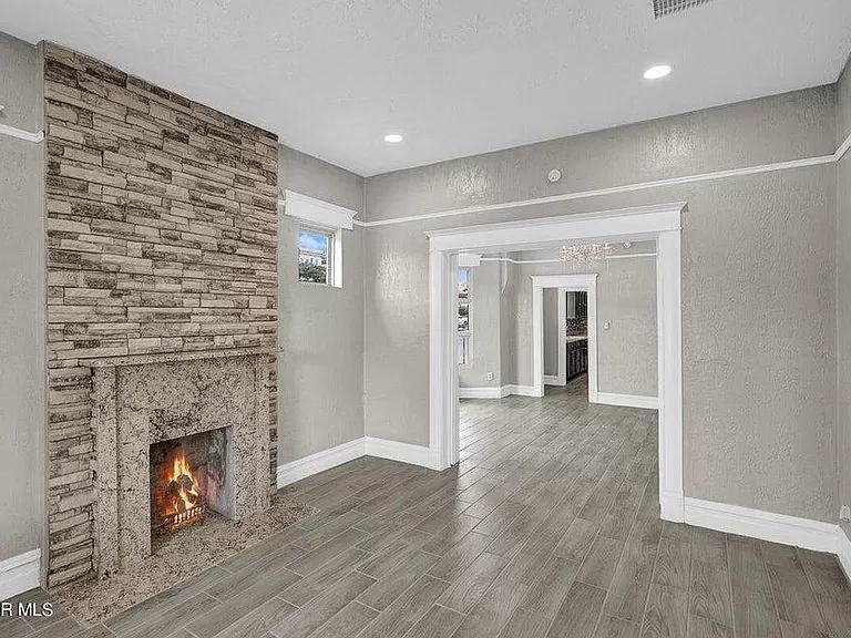 914 Dallas St - Photo 2 of 10