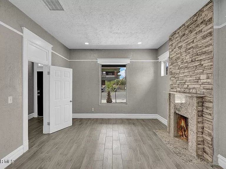 914 Dallas St - Photo 3 of 10