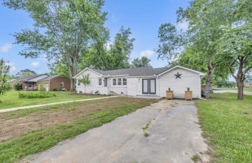 400 Circle Dr - Photo 2 of 17