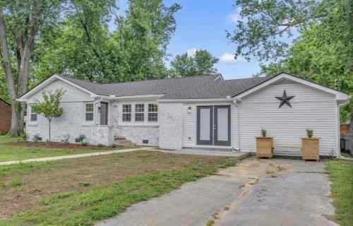 400 Circle Dr - Photo 3 of 17