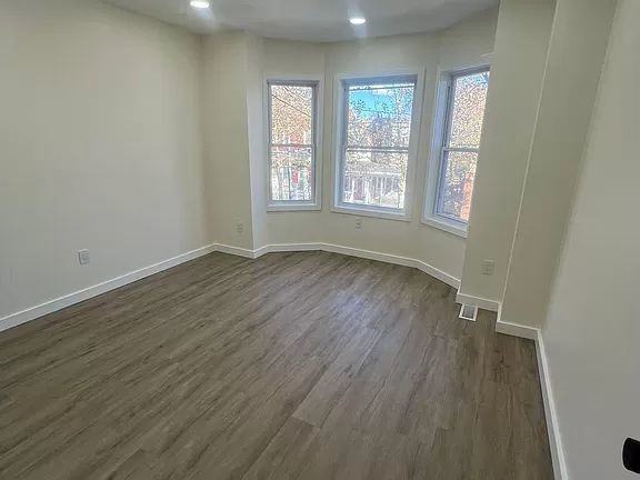 407 Stuyvesant Ave - Photo 3 of 12