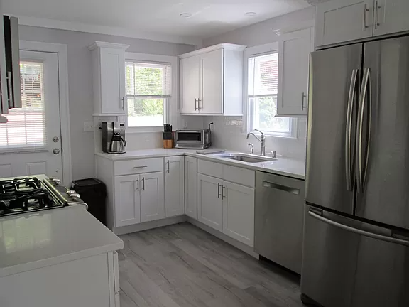 48 Deepwood Dr - Photo 2 of 4