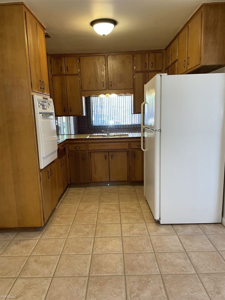 2921 E 10th St - Photo 3 of 19