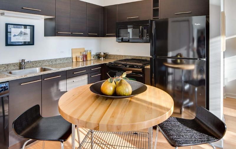 732 W Blackhawk St - Photo 2 of 8