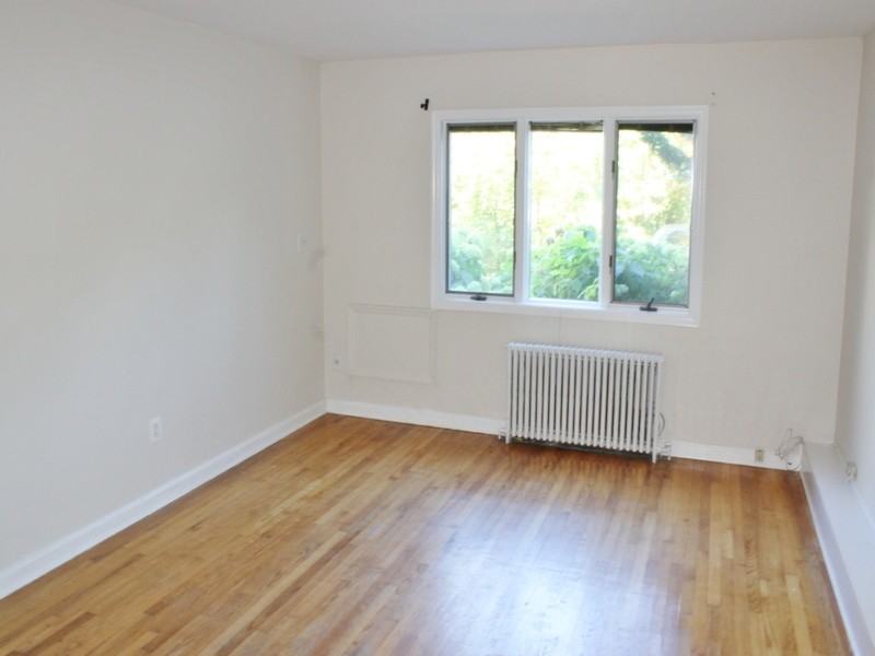 340 Scudder Avenue - Photo 3 of 11