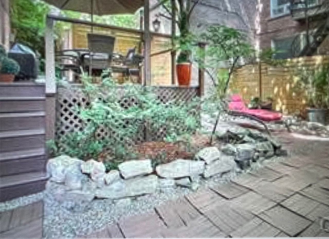 3666 Rue Lorne Crescent - Photo 2 of 11