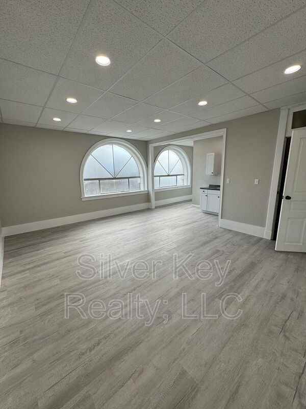 W Madison Ave #6 - Photo 3 of 8