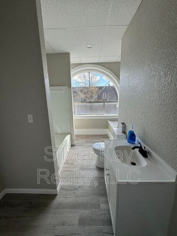 W Madison Ave #6 - Photo 7 of 8