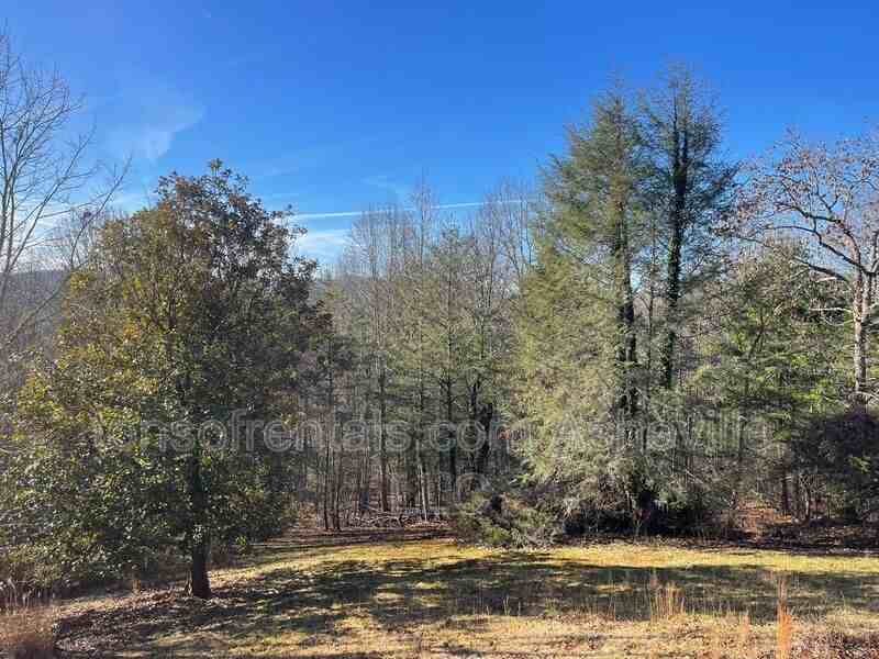 70 Dogwood Dr, Hendersonville, NC 28791 2 Bedroom House for 1,695