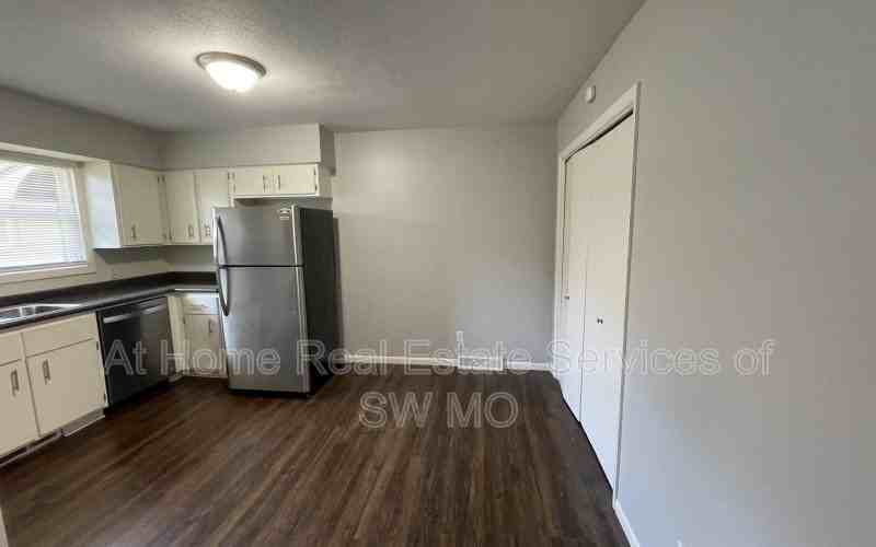 1349 E Elm St - Photo 2 of 8