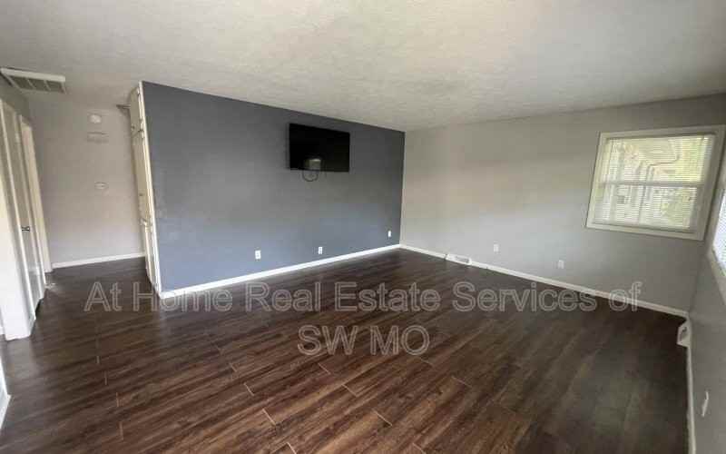 1349 E Elm St - Photo 3 of 8