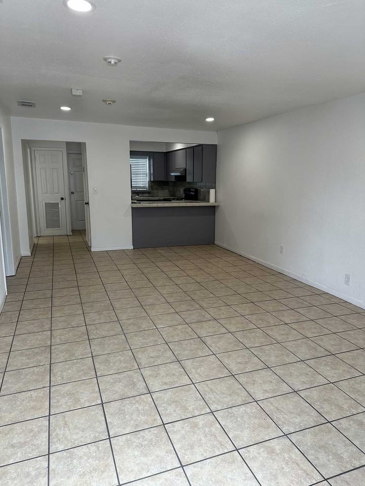 3105 N Mitchell Ave #NA - Photo 3 of 8