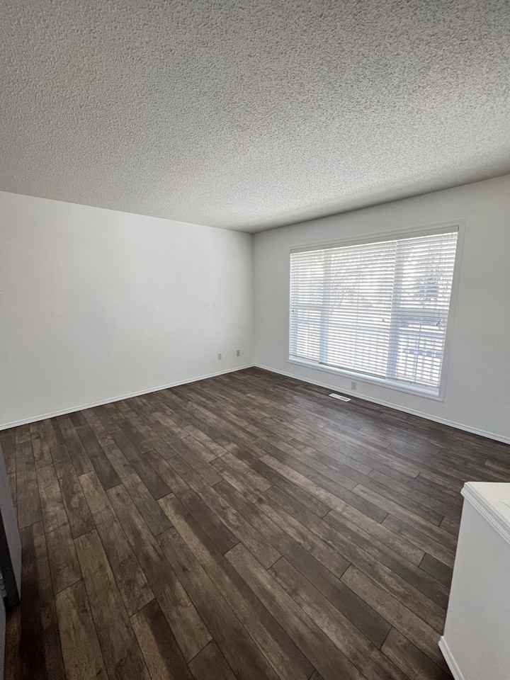 250 Prestwick Circle Southeast, Calgary, AB T2Z 3X5, CAN 3 bedroom