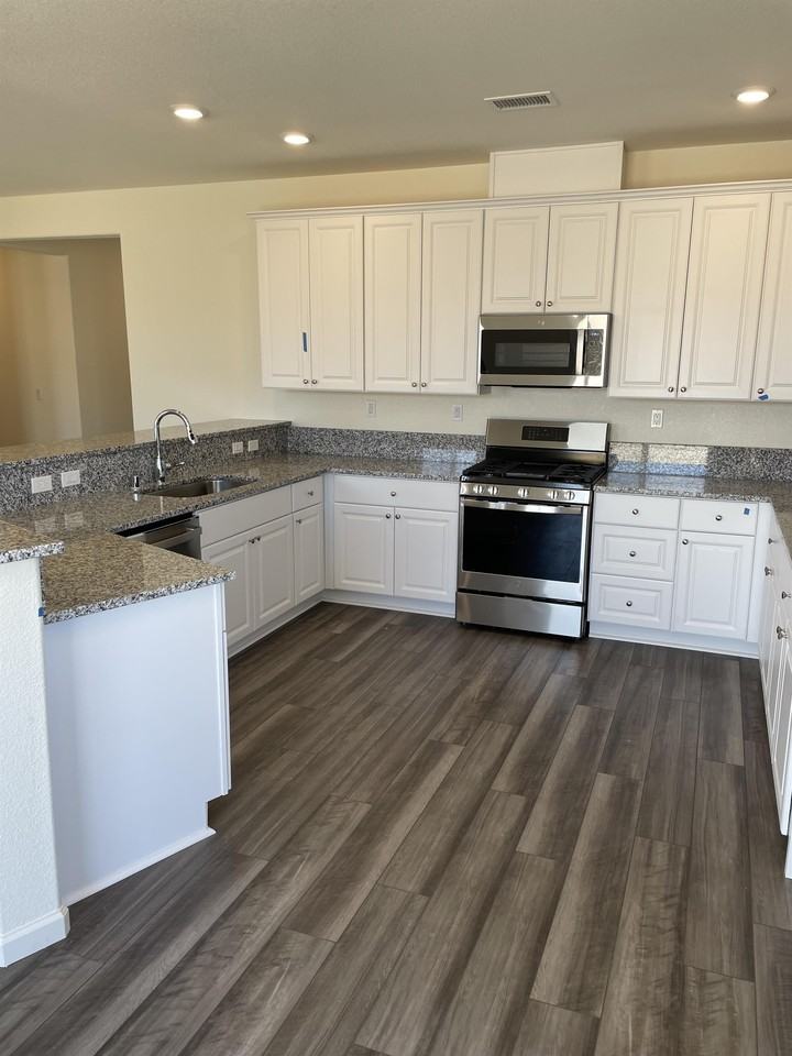 110 Oakmont Dr - Photo 2 of 17