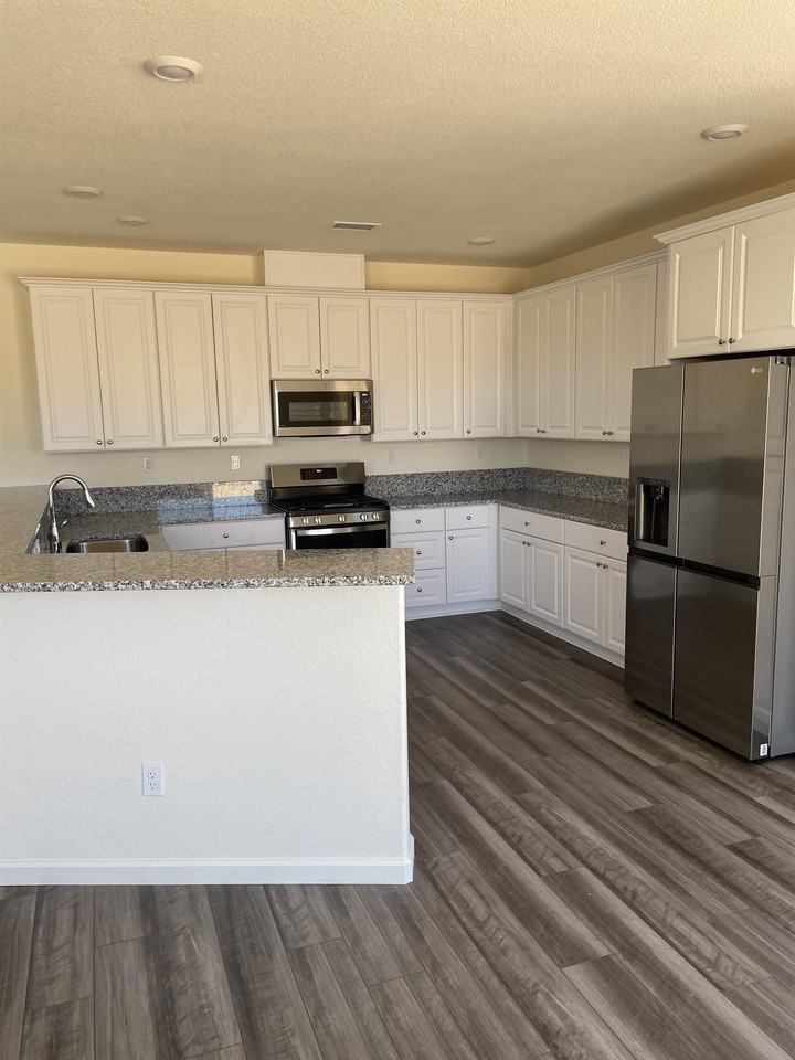 110 Oakmont Dr - Photo 3 of 17