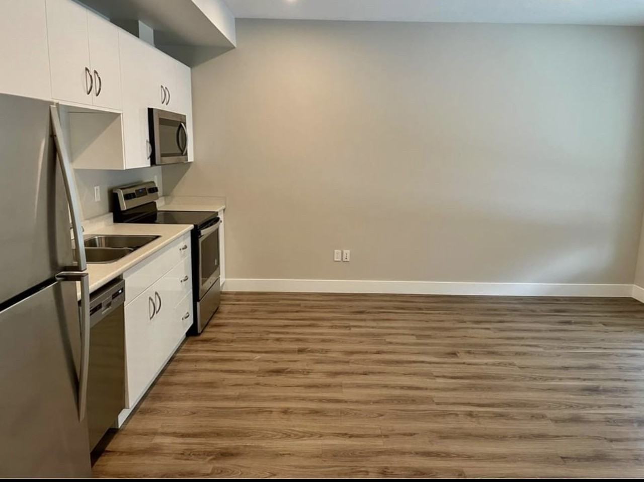 45440 Spadina Ave - Photo 2 of 11