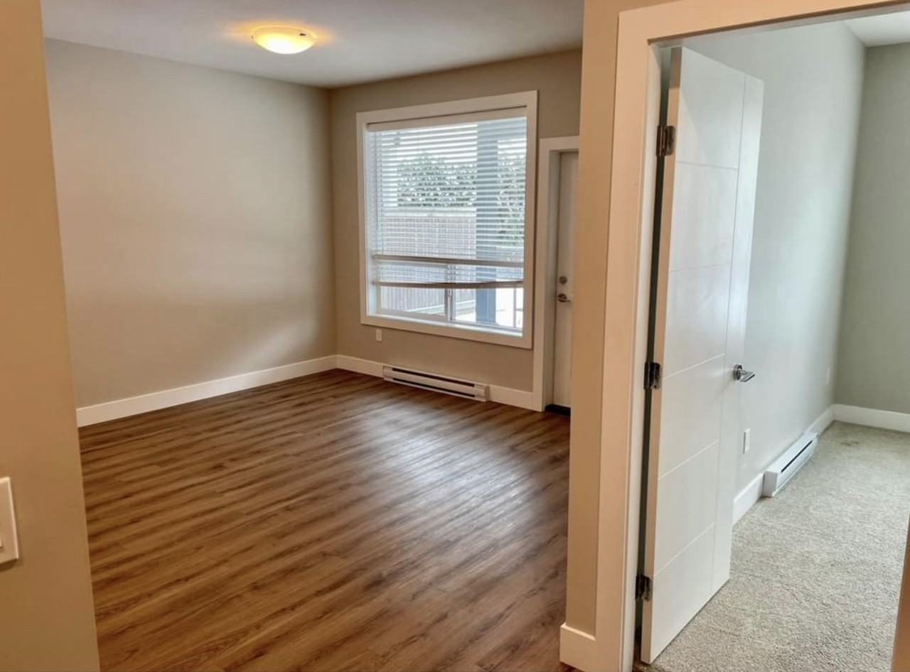 45440 Spadina Ave - Photo 5 of 11