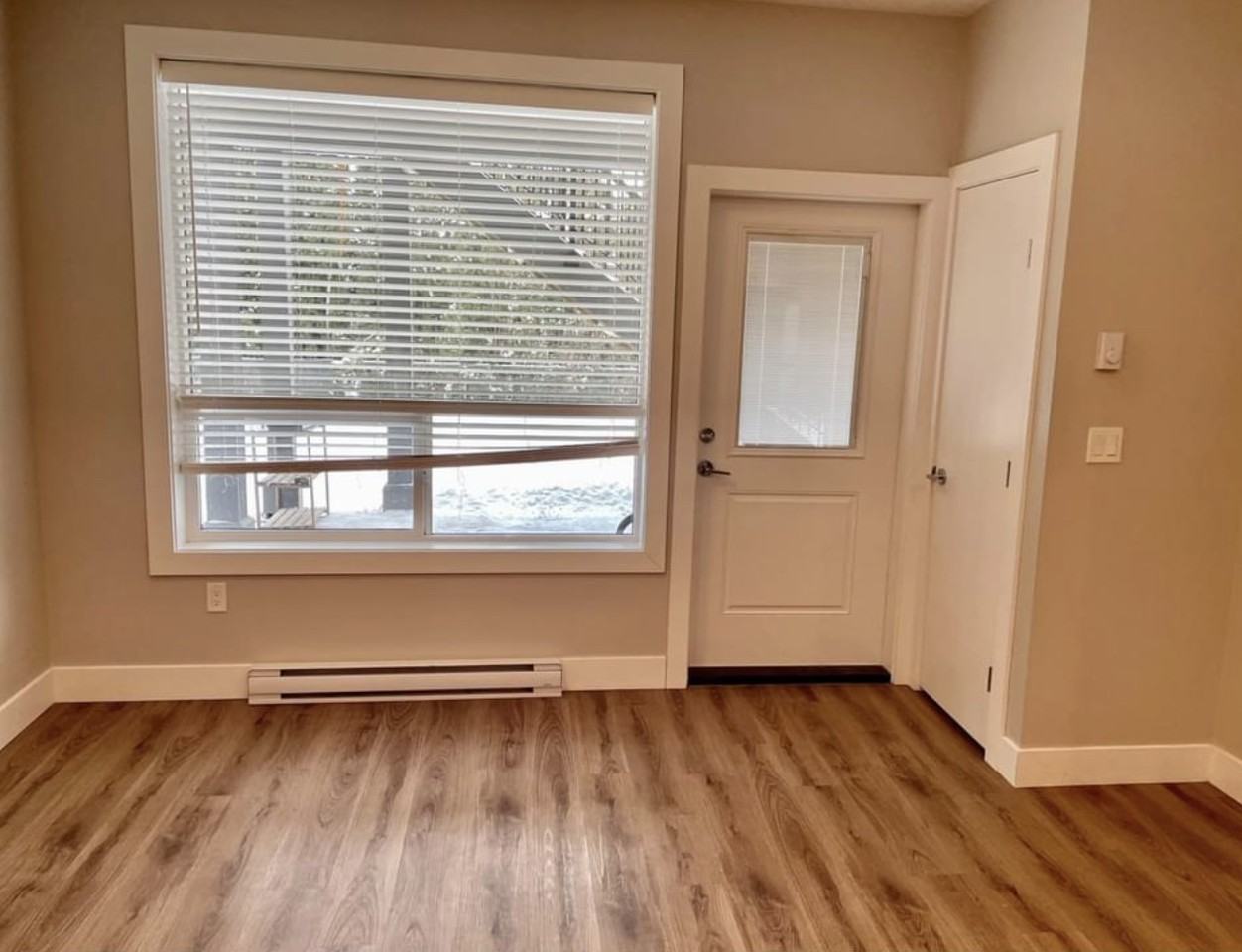 45440 Spadina Ave - Photo 4 of 11